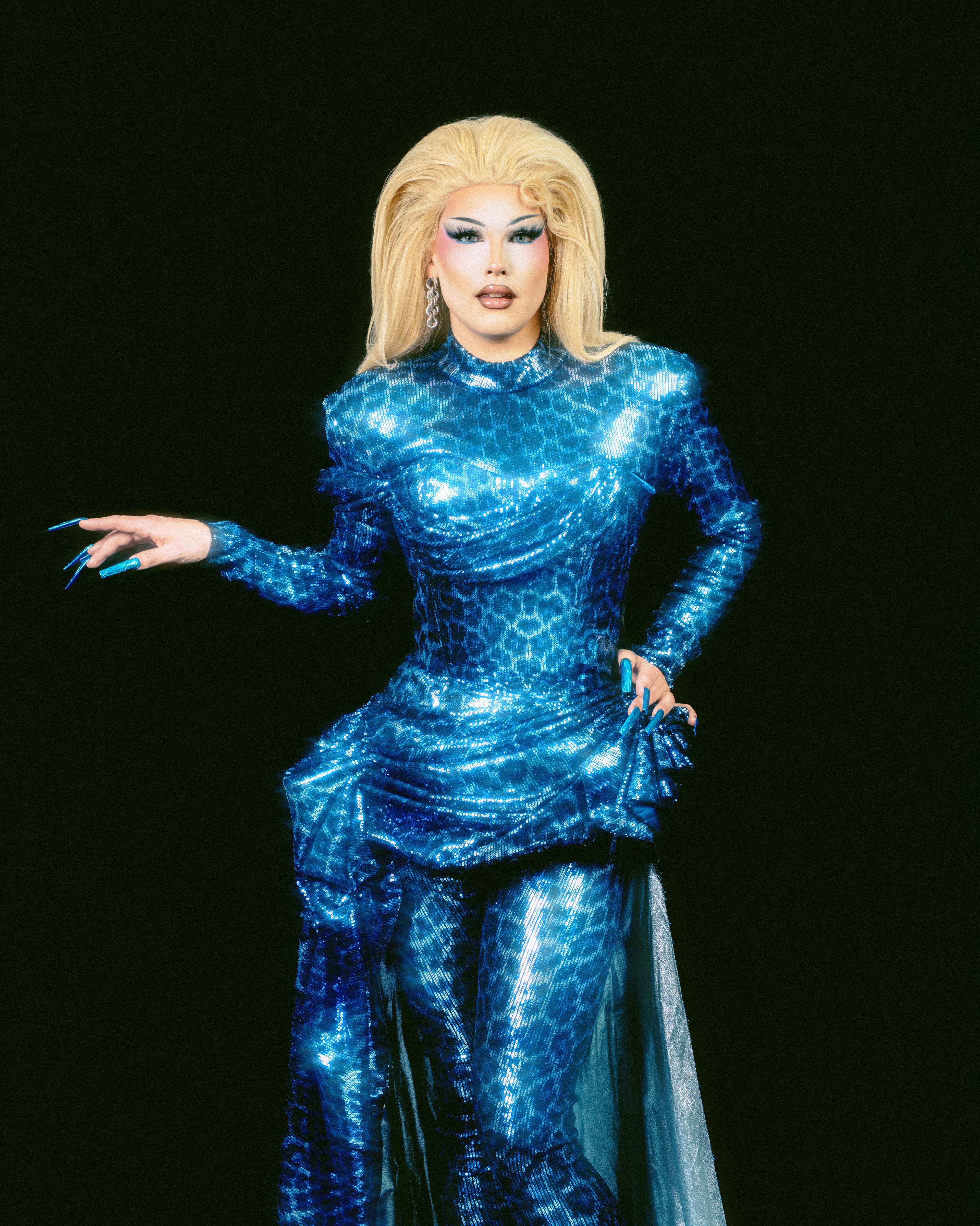 Chloe Vittu con vestido azul