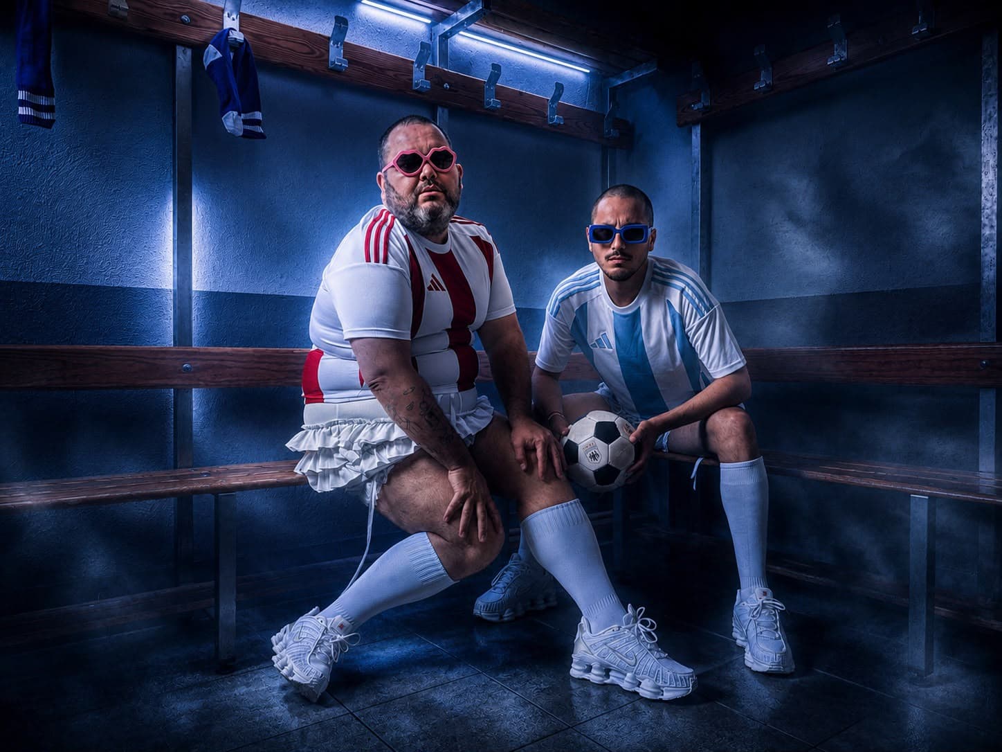 La Perra y El Cari con un balón