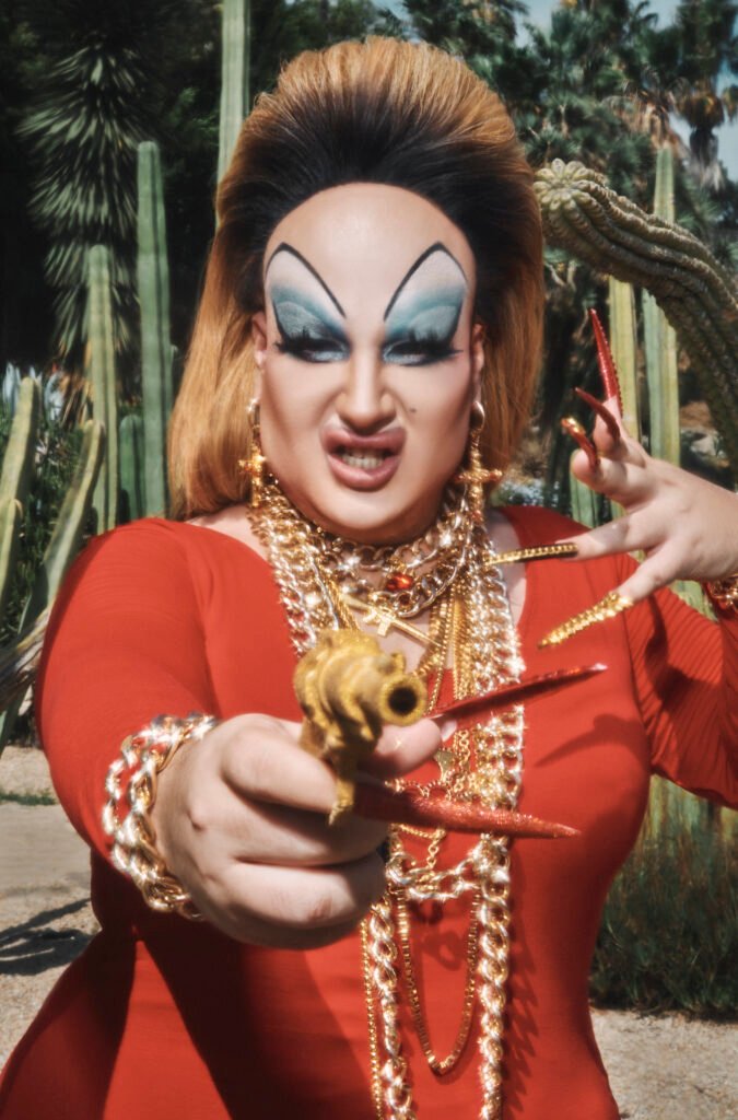 Print firmada de ESTRELLA XTRAVAGANZA con outfit de Divine