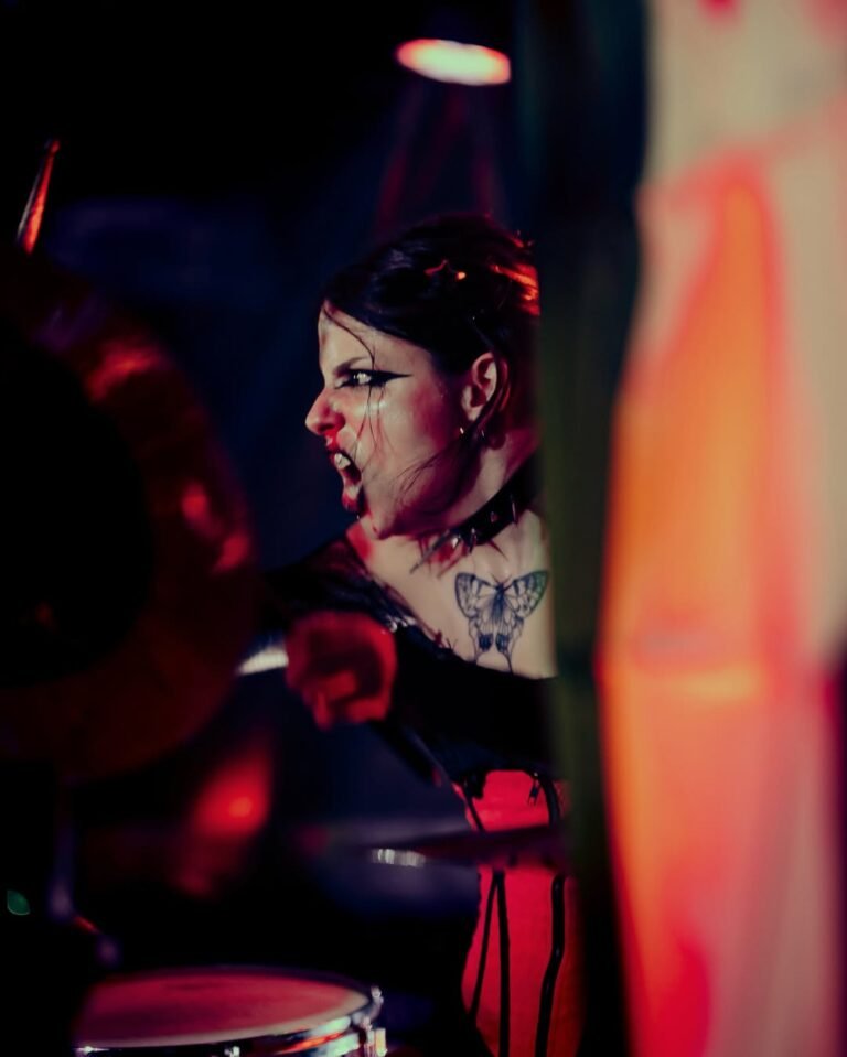 Qué manera de hacer vibrar la @clamoreslive !!!Pedazo de concierto de @somosdogteeth gracias nue-2