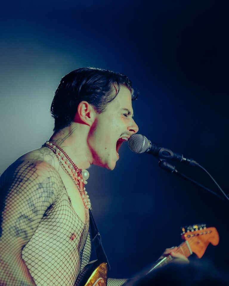 Qué manera de hacer vibrar la @clamoreslive !!!Pedazo de concierto de @somosdogteeth gracias nue-5