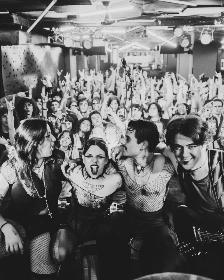 Qué manera de hacer vibrar la @clamoreslive !!!Pedazo de concierto de @somosdogteeth gracias nue-6